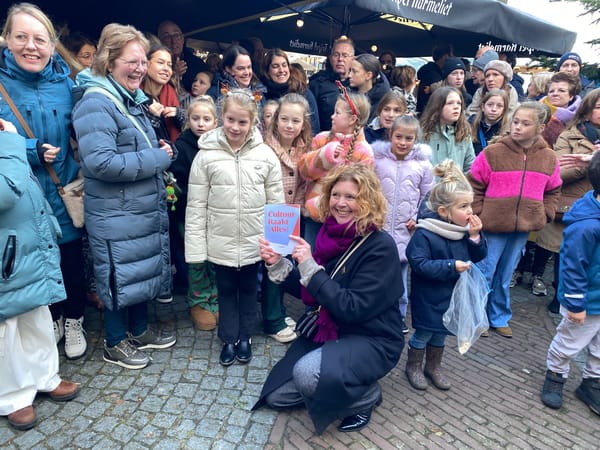 1e exemplaar boek Cultuur Raakt (Alles) aangeboden aan wethouder Elsbeth Koek